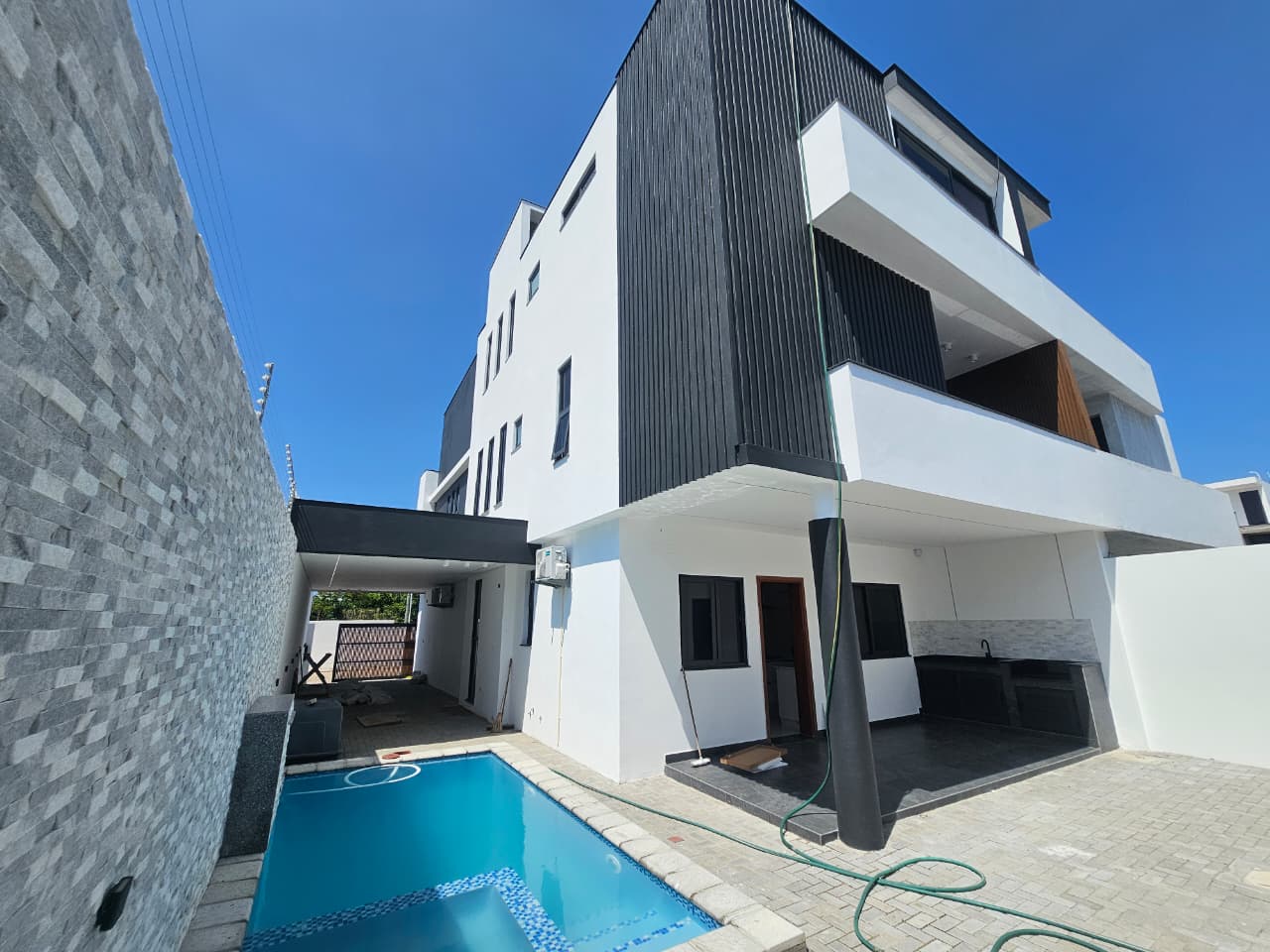  MORADIA T4 À VENDA NO TRIUNFO NOVO